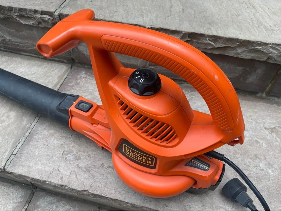Black and Decker leaf blower - photo 2