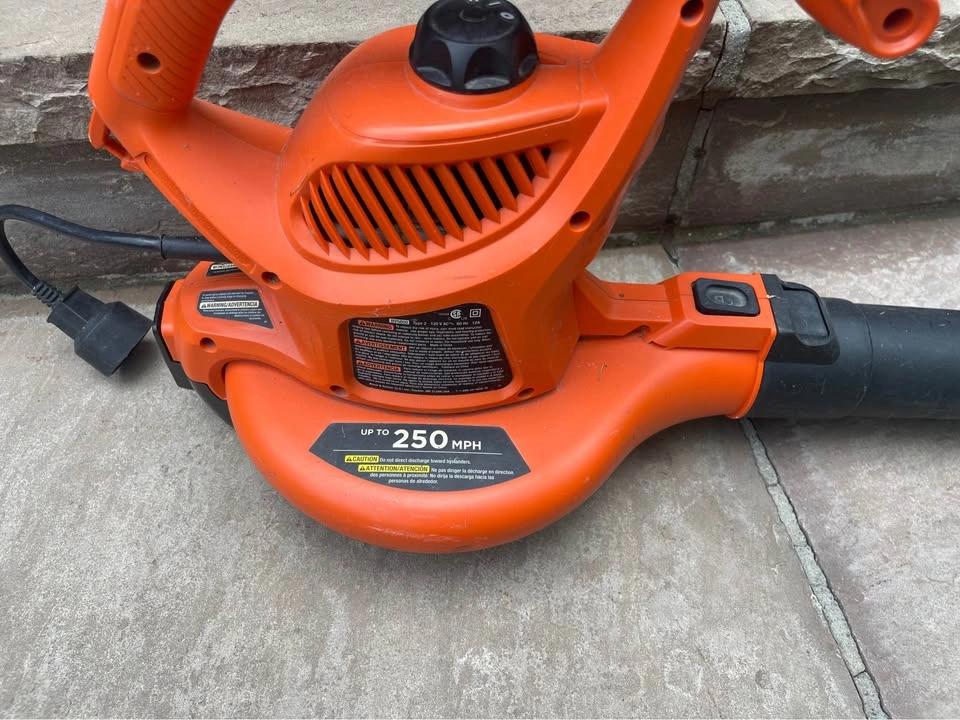 Black and Decker leaf blower - photo 3