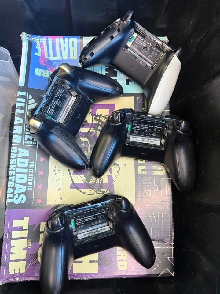 Microsoft Xbox One and PowerA Wireless Controllers - photo 3