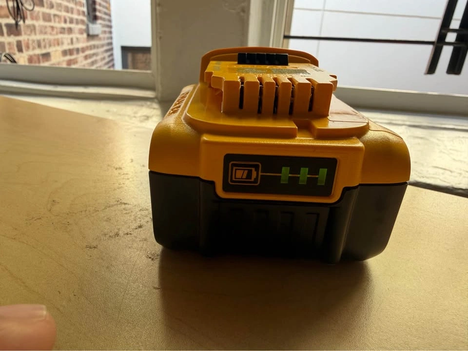 DEWALT 20V MAX Lithium-Ion Battery – Genuine OEM - photo 3