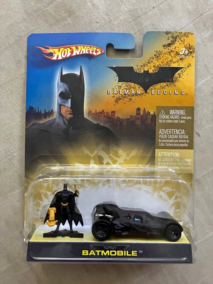 Mattel Hot Wheels 2005 Batman Begins Black Batmobile and Figure