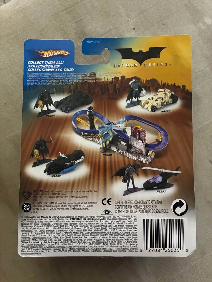 Mattel Hot Wheels 2005 Batman Begins Black Batmobile and Figure - photo 2