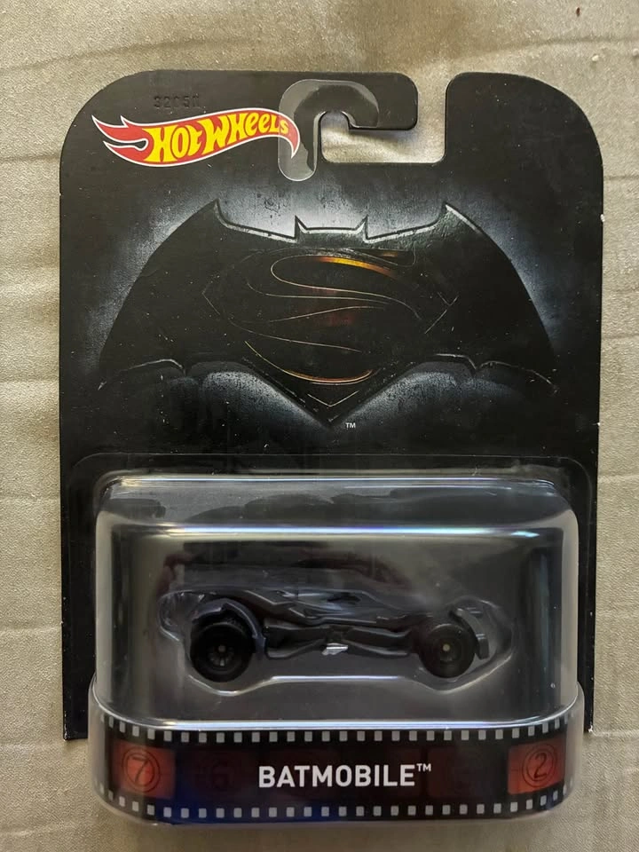Hot Wheels Retro Entertainment Series Batmobile 1:64 Scale