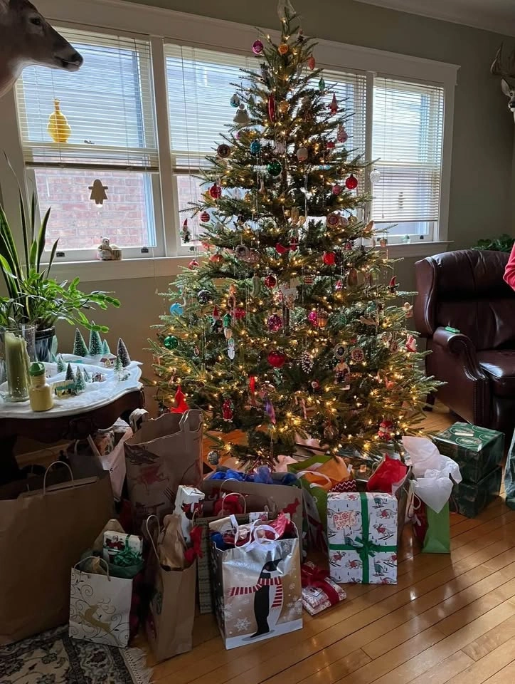 7.5 ft prelit artificial Christmas Tree - photo 2