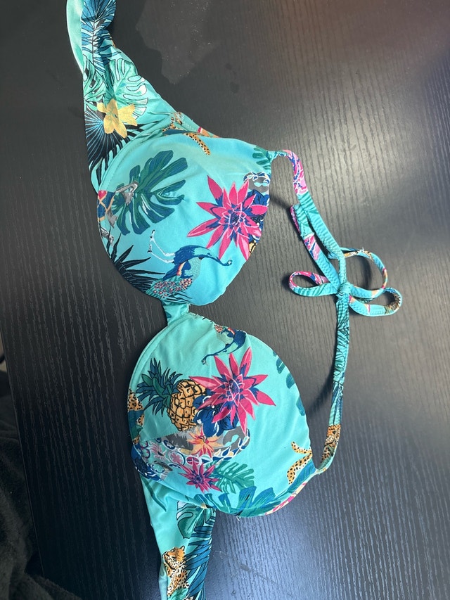 Bikini Top with under wire and pads