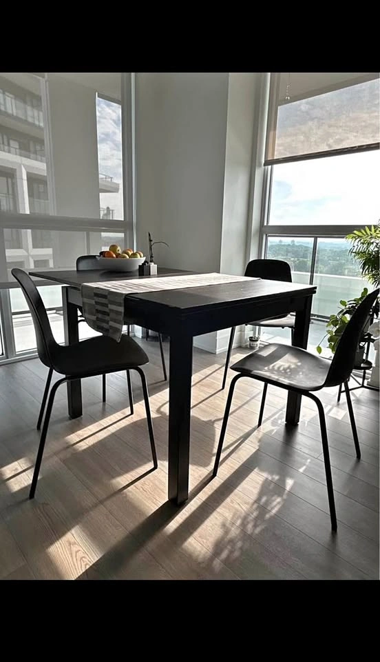 Extendable dinner table