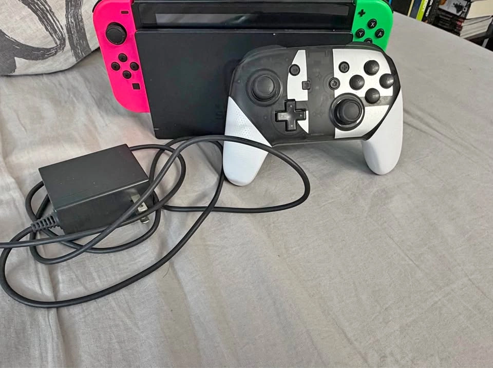 Nintendo Switch V2 + Smash Themed Pro Controller