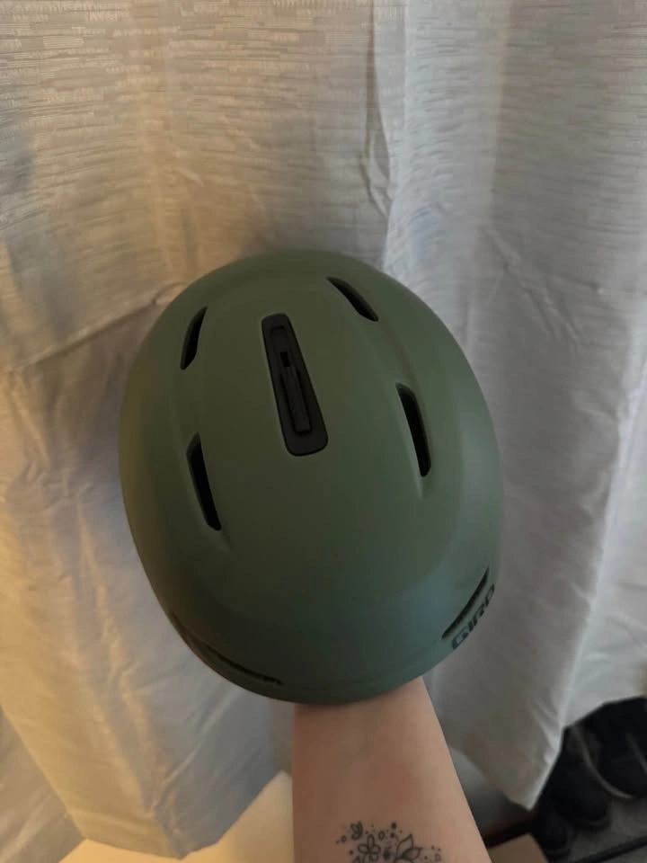 Giro MIPS Helmet – Medium | Like New! - photo 4