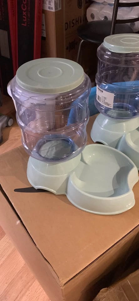 Dog food feeder