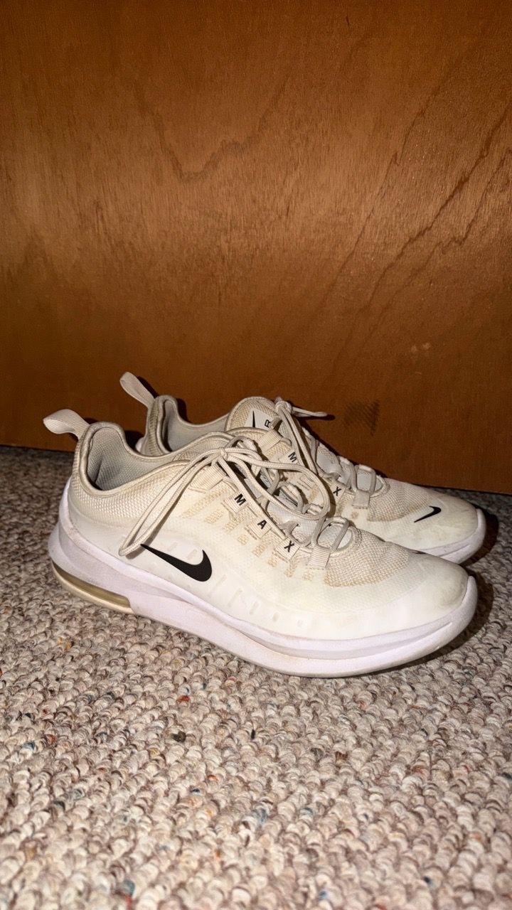 Nike Air Max Axis Sneakers
