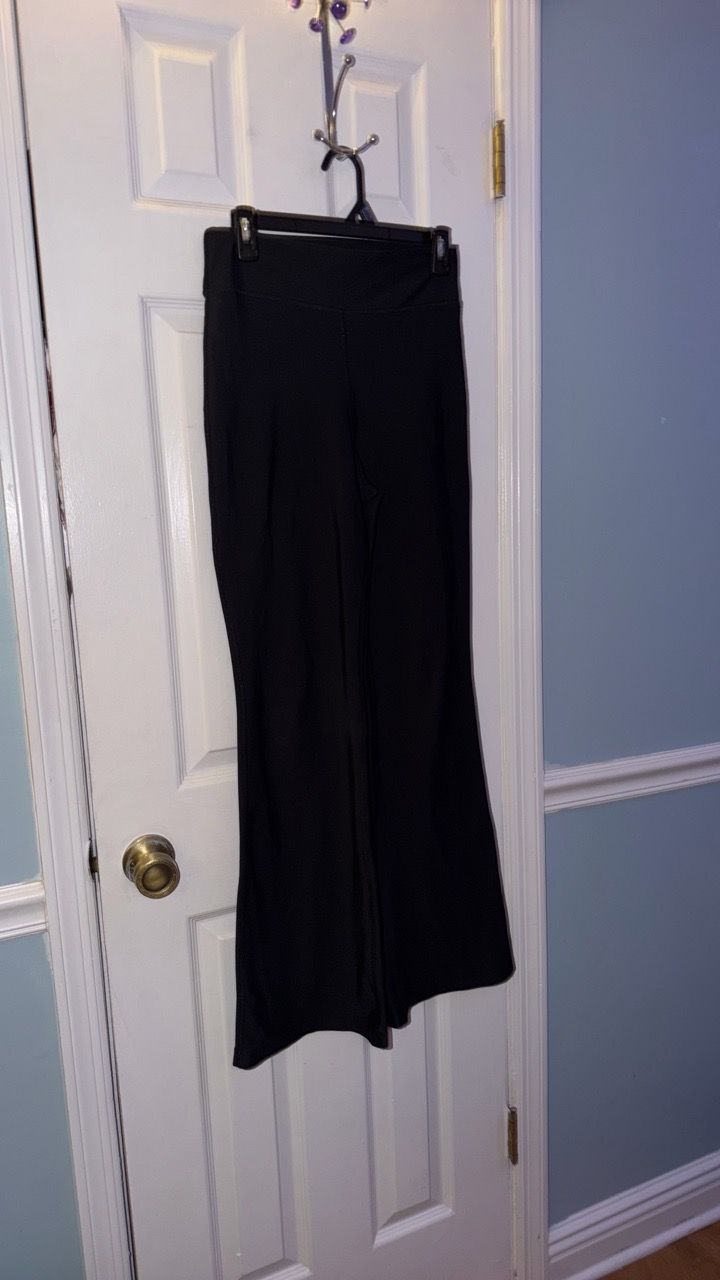 Black Old Navy flare leggings - photo 2
