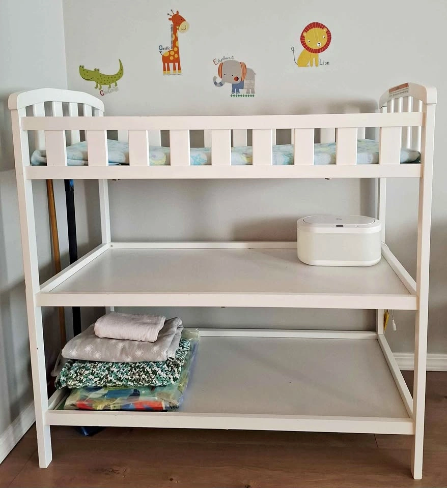 Changing table with pad + WIPE WARMER