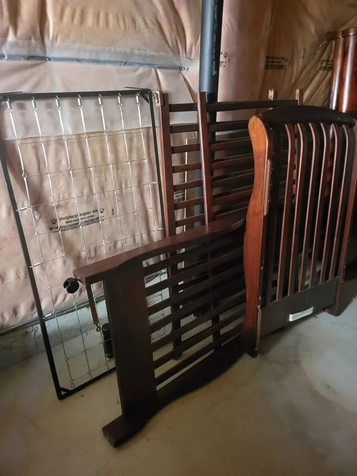 Crib *no screws* MOVING SALE image indicator(2)