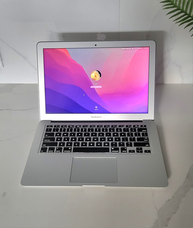Macbook Air (2017) Laptop with Charger