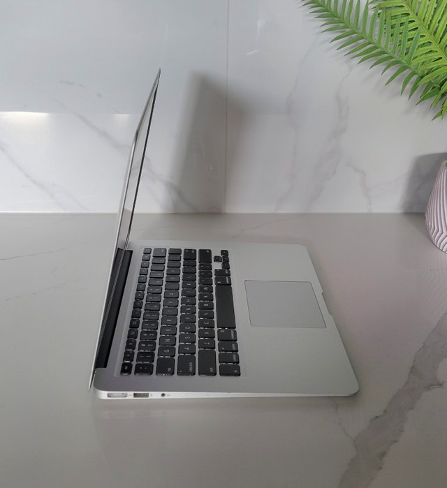 Macbook Air (2017) Laptop with Charger - photo 2