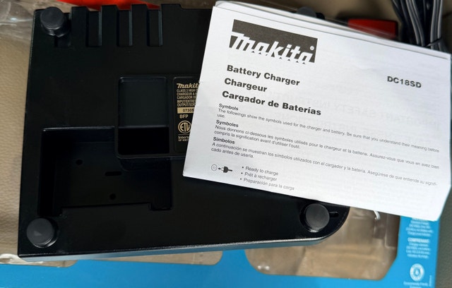 Makita 18V Battery Charger - photo 2