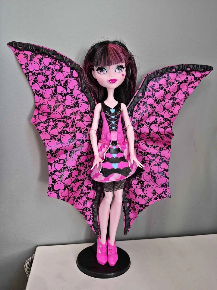 Monster High Ghoul to Bat Draculaura