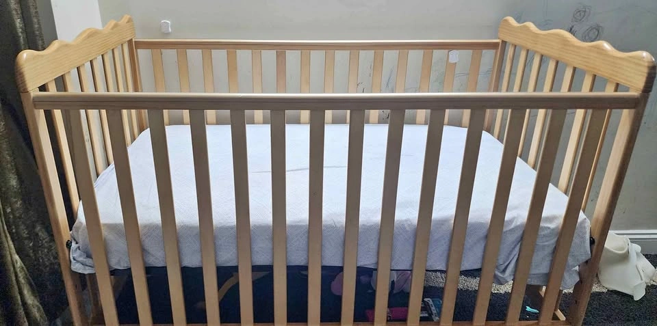 Baby convertible crib infant to toddler