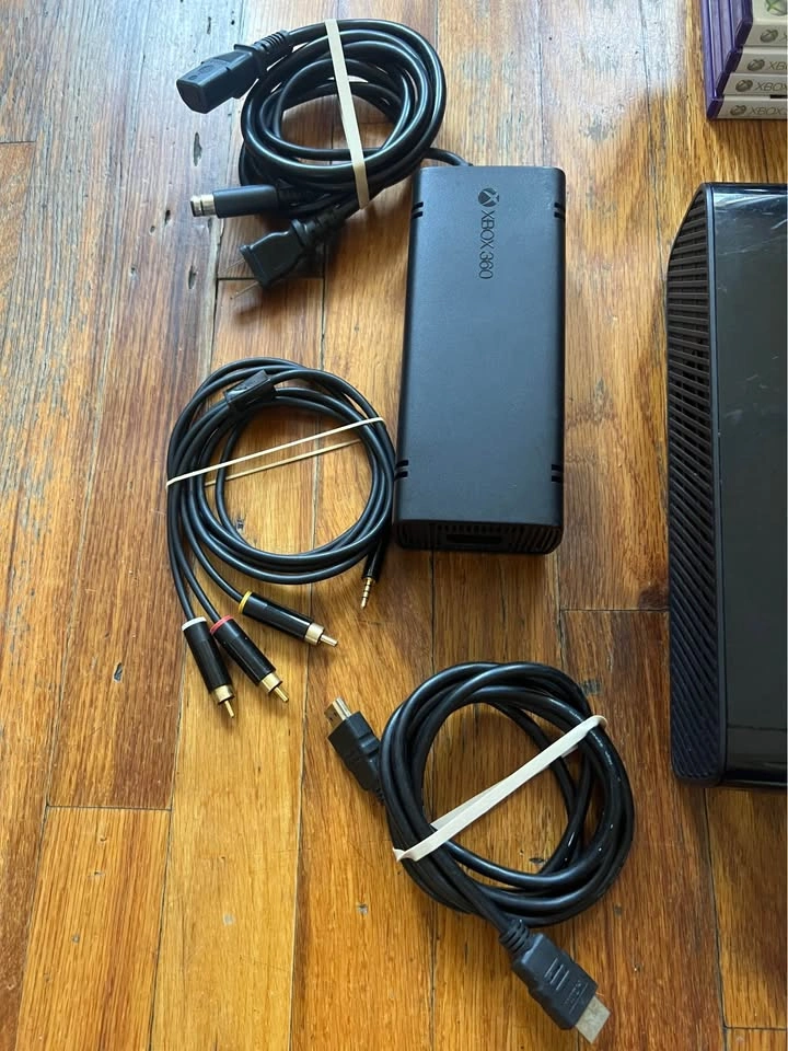 xbox 360 e 250gb, kinect, controller, 4 games, wires all include - photo 3