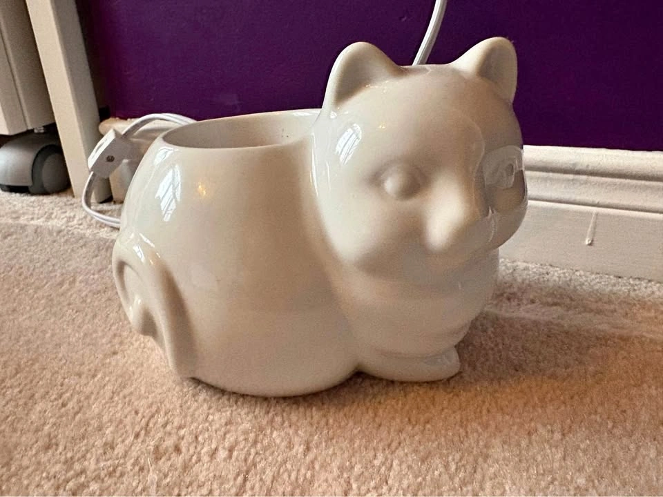 Yankee Candle white cat electric wax warmer