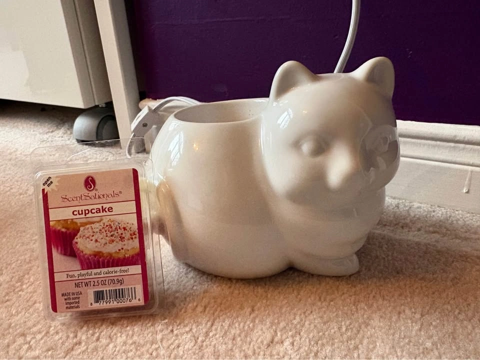 Yankee Candle white cat electric wax warmer - photo 2