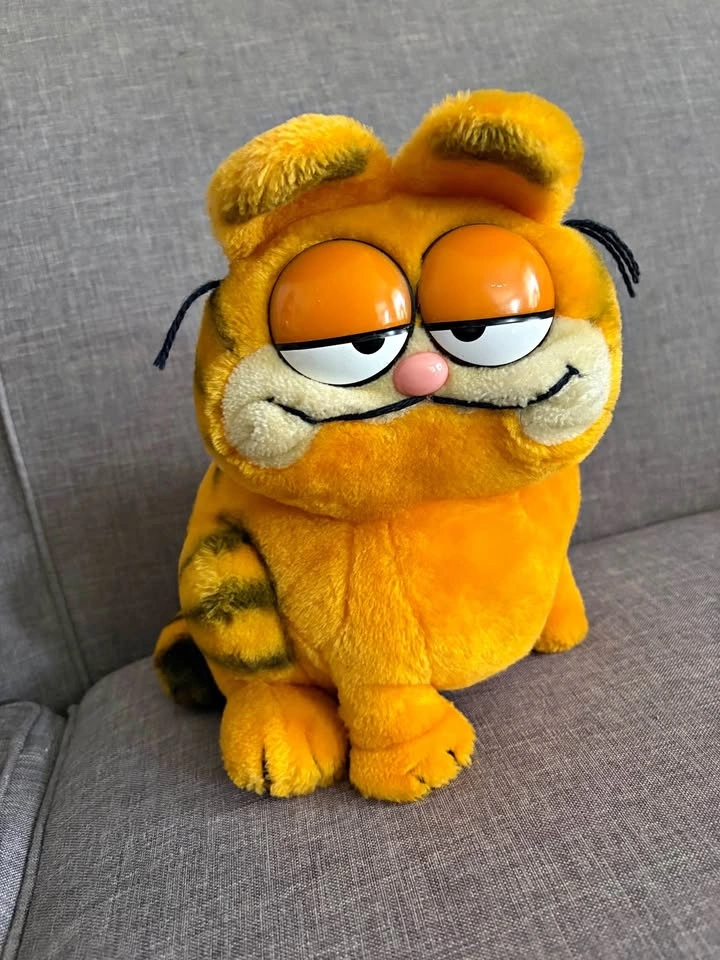 1981 Dakin Garfield Sitting Plush – Sleepy Eyes (Made in Korea)