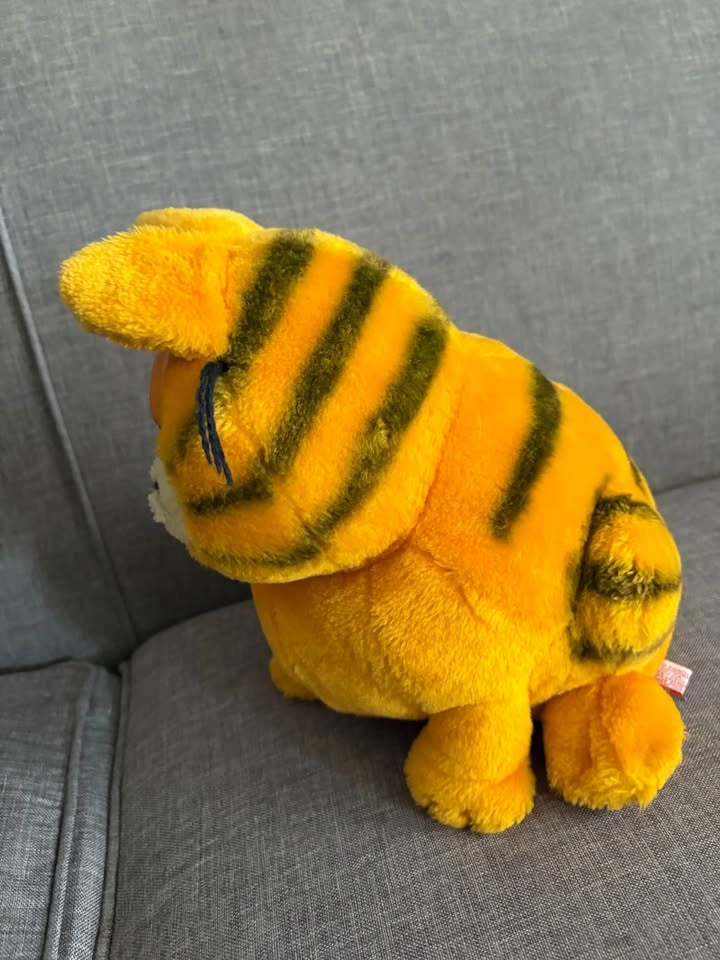 1981 Dakin Garfield Sitting Plush – Sleepy Eyes (Made in Korea) - photo 3