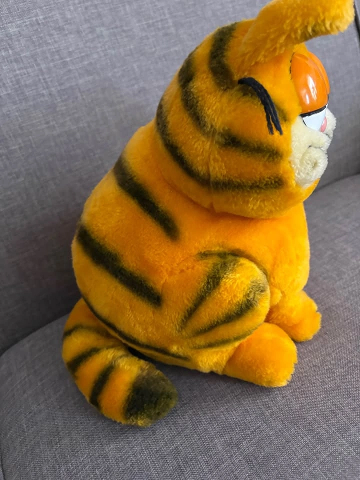 1981 Dakin Garfield Sitting Plush – Sleepy Eyes (Made in Korea) - photo 4