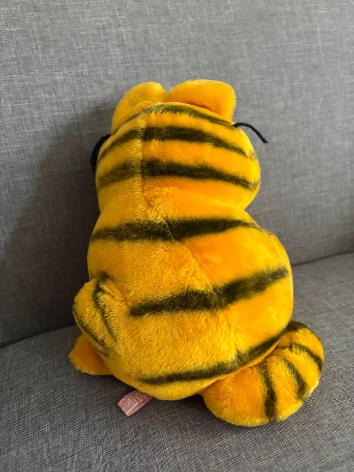 1981 Dakin Garfield Sitting Plush – Sleepy Eyes (Made in Korea) - photo 5