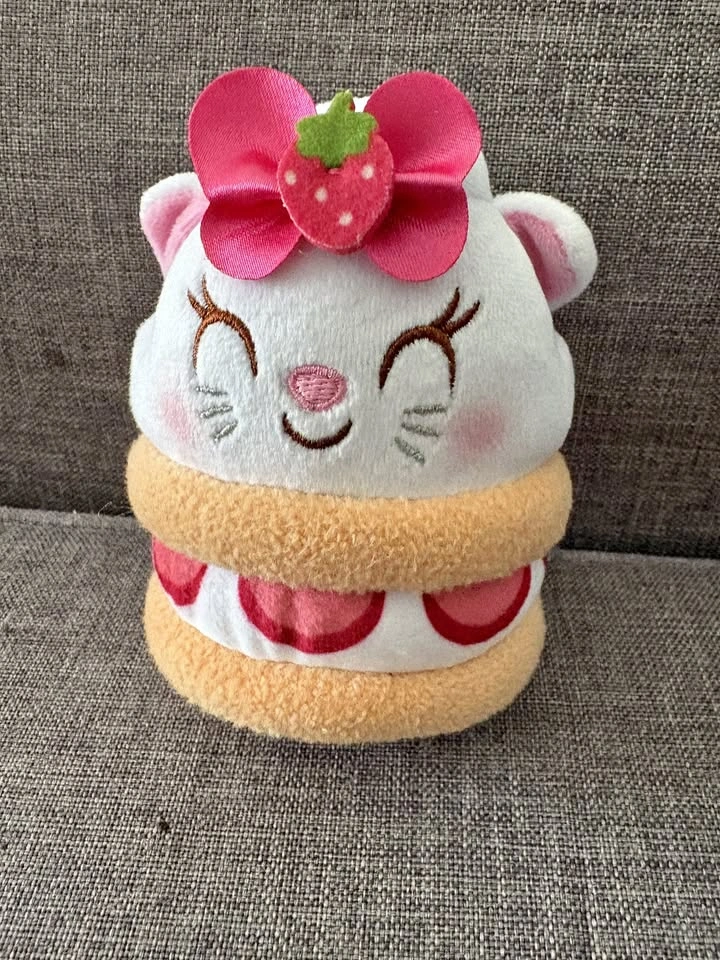 Disney Munchlings Marie cake 4"