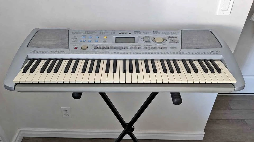 Yamaha PSR-292 Electronic Keyboard with Stand – Great Condition