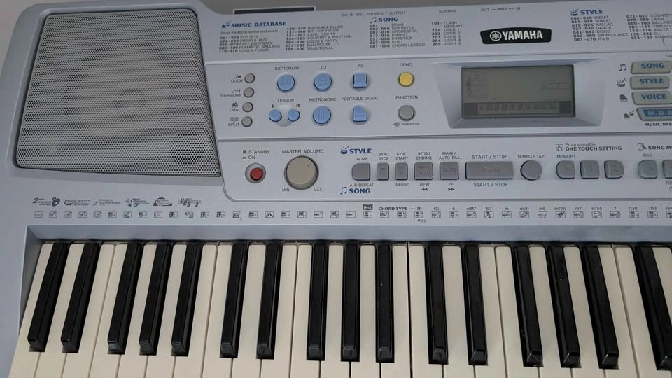 Yamaha PSR-292 Electronic Keyboard with Stand – Great Condition - photo 3