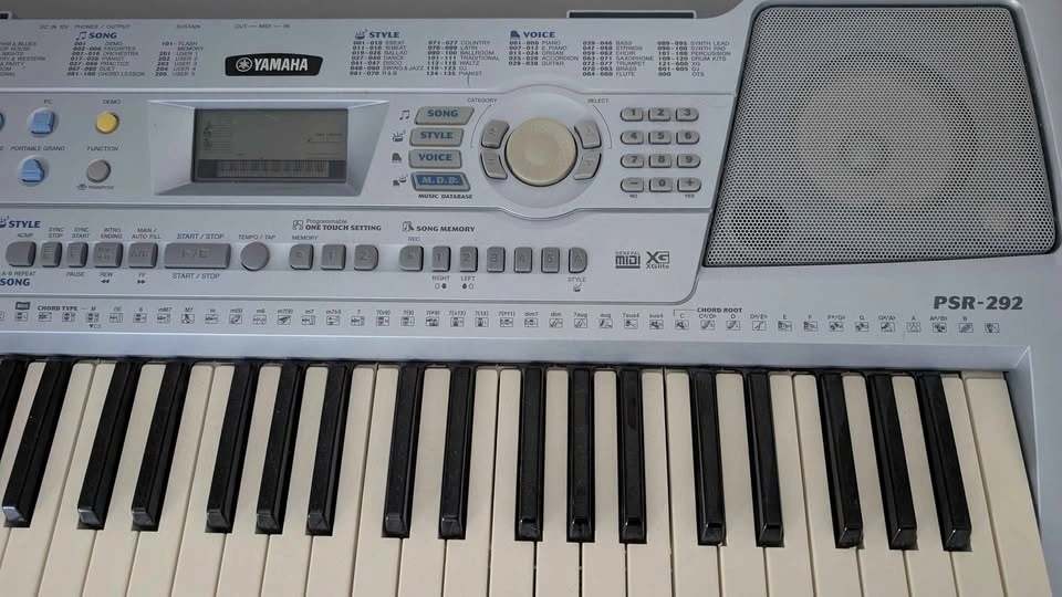 Yamaha PSR-292 Electronic Keyboard with Stand – Great Condition - photo 4