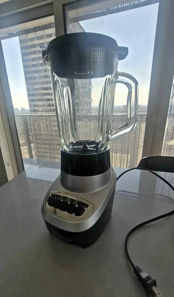 Black+Decker 10-Speed Glass Jar Blender – Excellent Condition