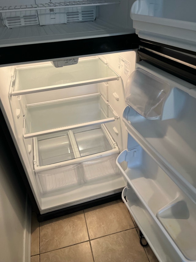 Frigidaire Refrigerator - photo 3
