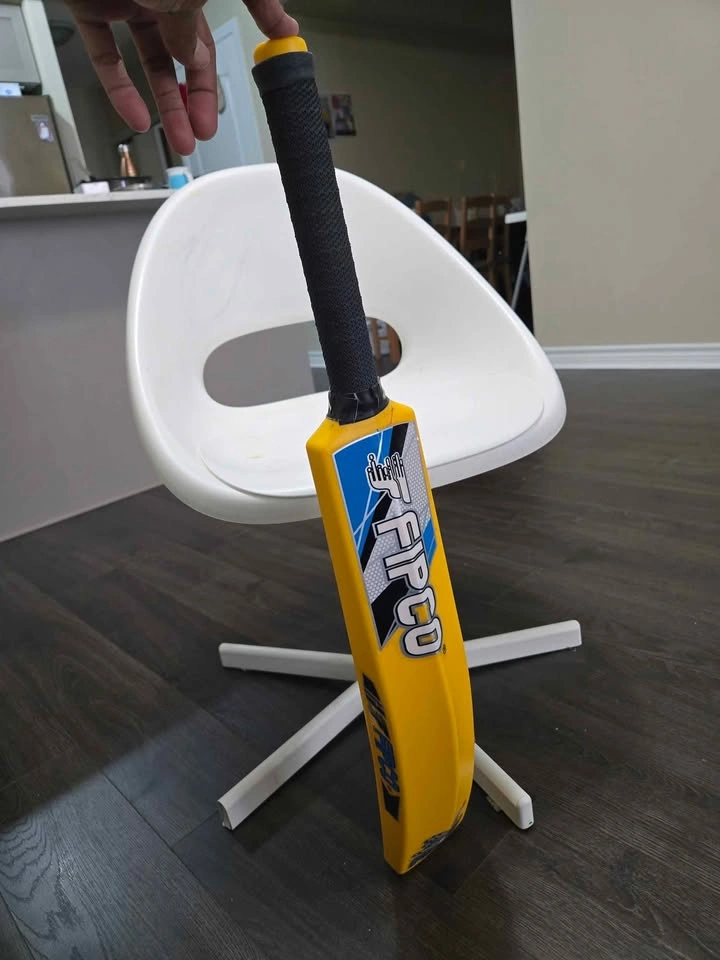 Kids Hard Plastic Cricket Bat - Bought, never used - photo 2