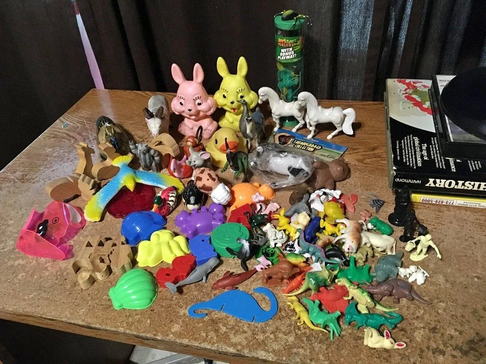HUGE LOT OF ANIMAL FIGURES TOYS VINTAGE PLASTIC FISH