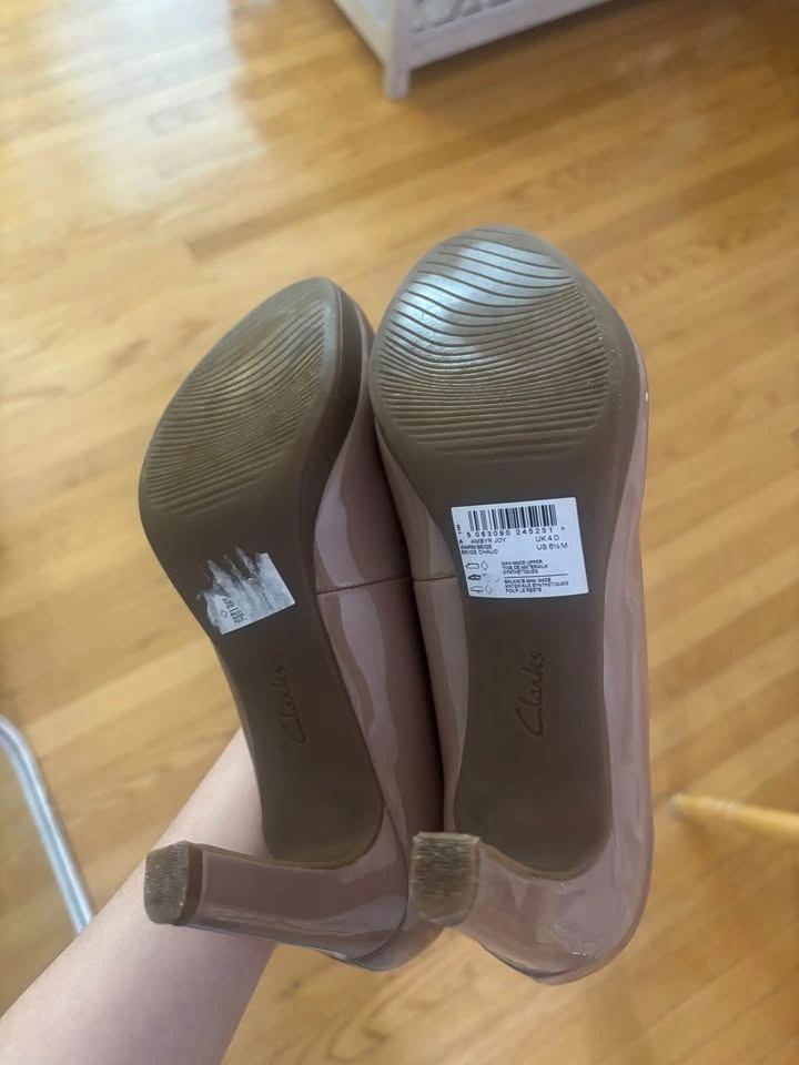 Beige Clarks Heels size 6.5 - photo 2