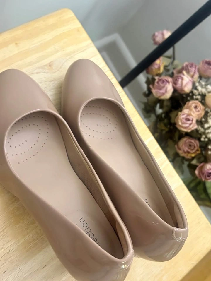 Beige Clarks Heels size 6.5 - photo 3