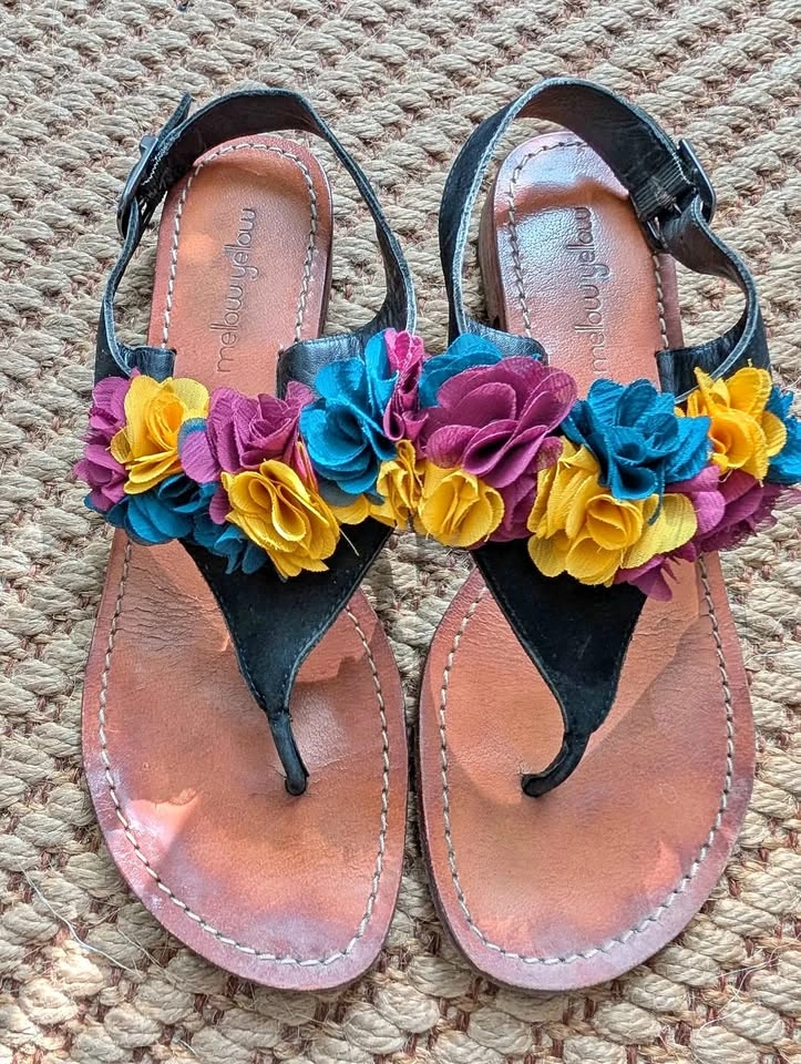 Mellow Yellow Leather Sandals with floral appliqué - US7.5
