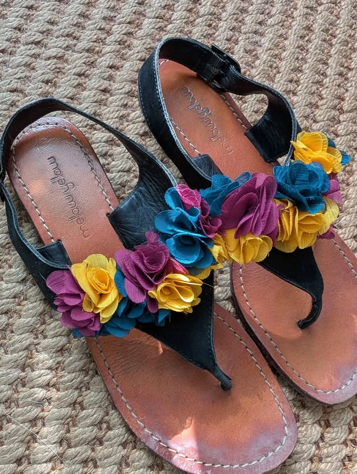 Mellow Yellow Leather Sandals with floral appliqué - US7.5 - photo 2