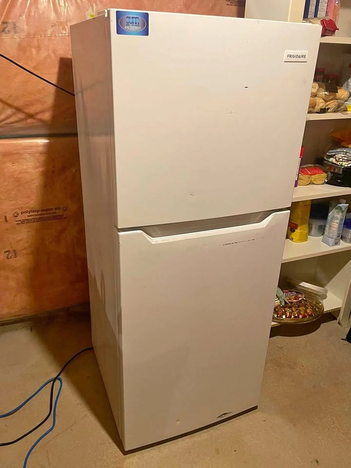 Frigidaire Top Freezer Refrigerator – White (Clean & Fully Worki