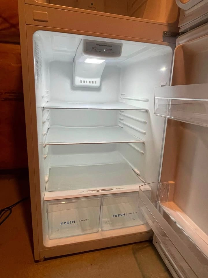 Frigidaire Top Freezer Refrigerator – White (Clean & Fully Worki - photo 2