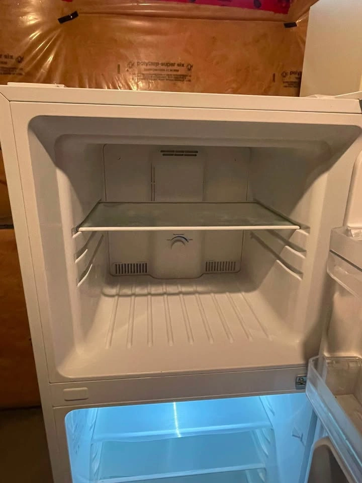 Frigidaire Top Freezer Refrigerator – White (Clean & Fully Worki - photo 3