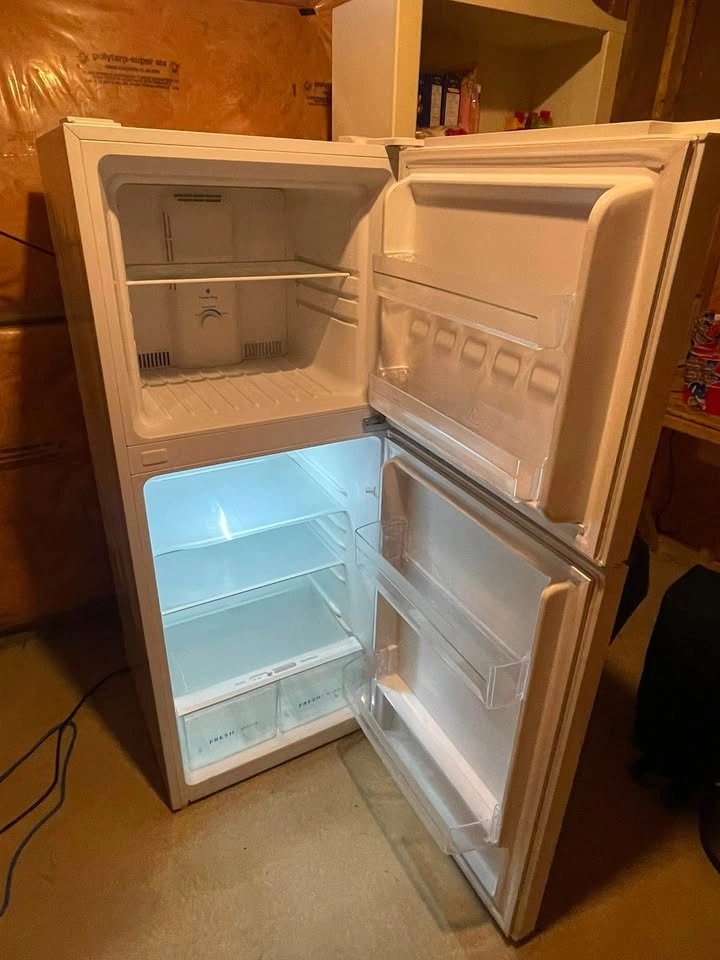 Frigidaire Top Freezer Refrigerator – White (Clean & Fully Worki - photo 4