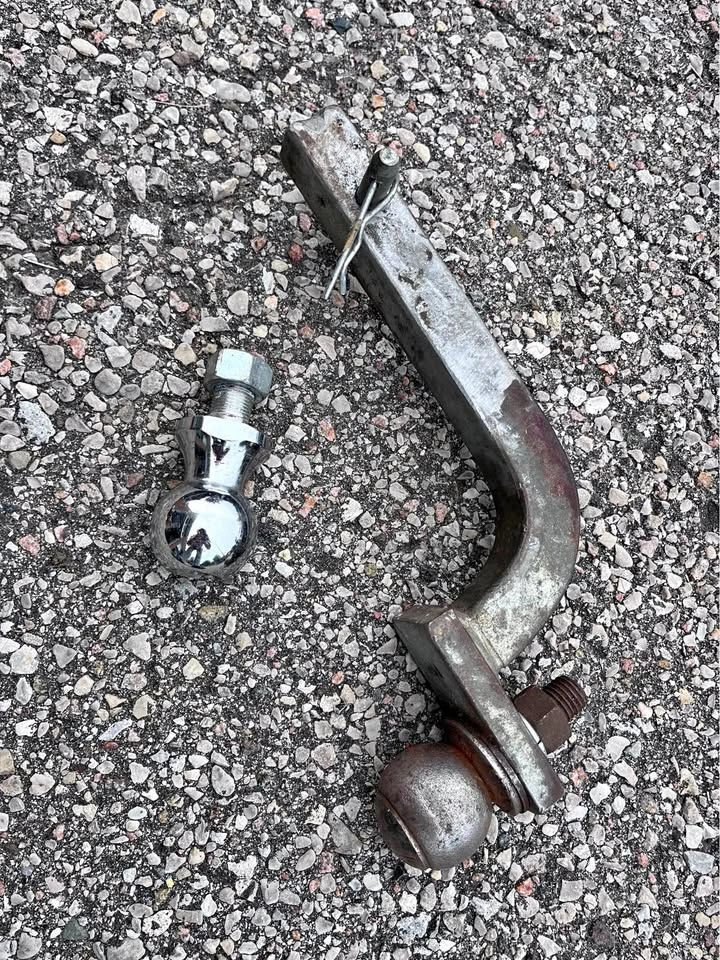 TRUCK/CAR HITCH AND BALL