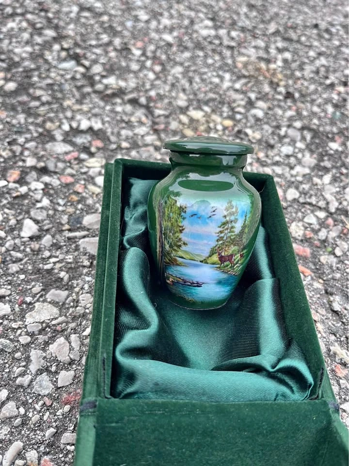 SMALL NATURE THEME URN