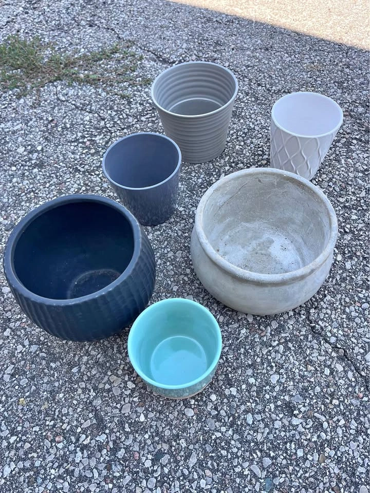 ASSORTED PLANT POTS