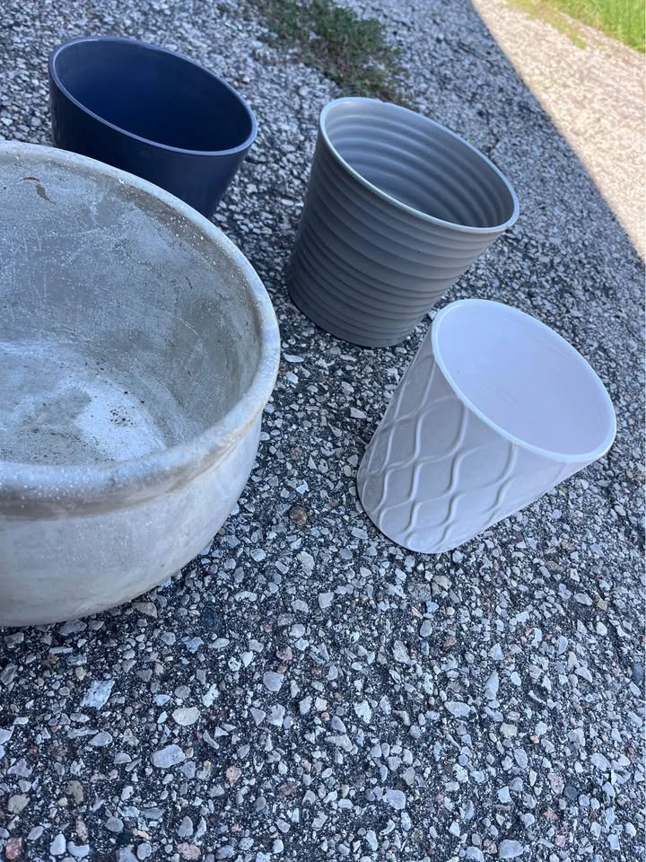 ASSORTED PLANT POTS - photo 2