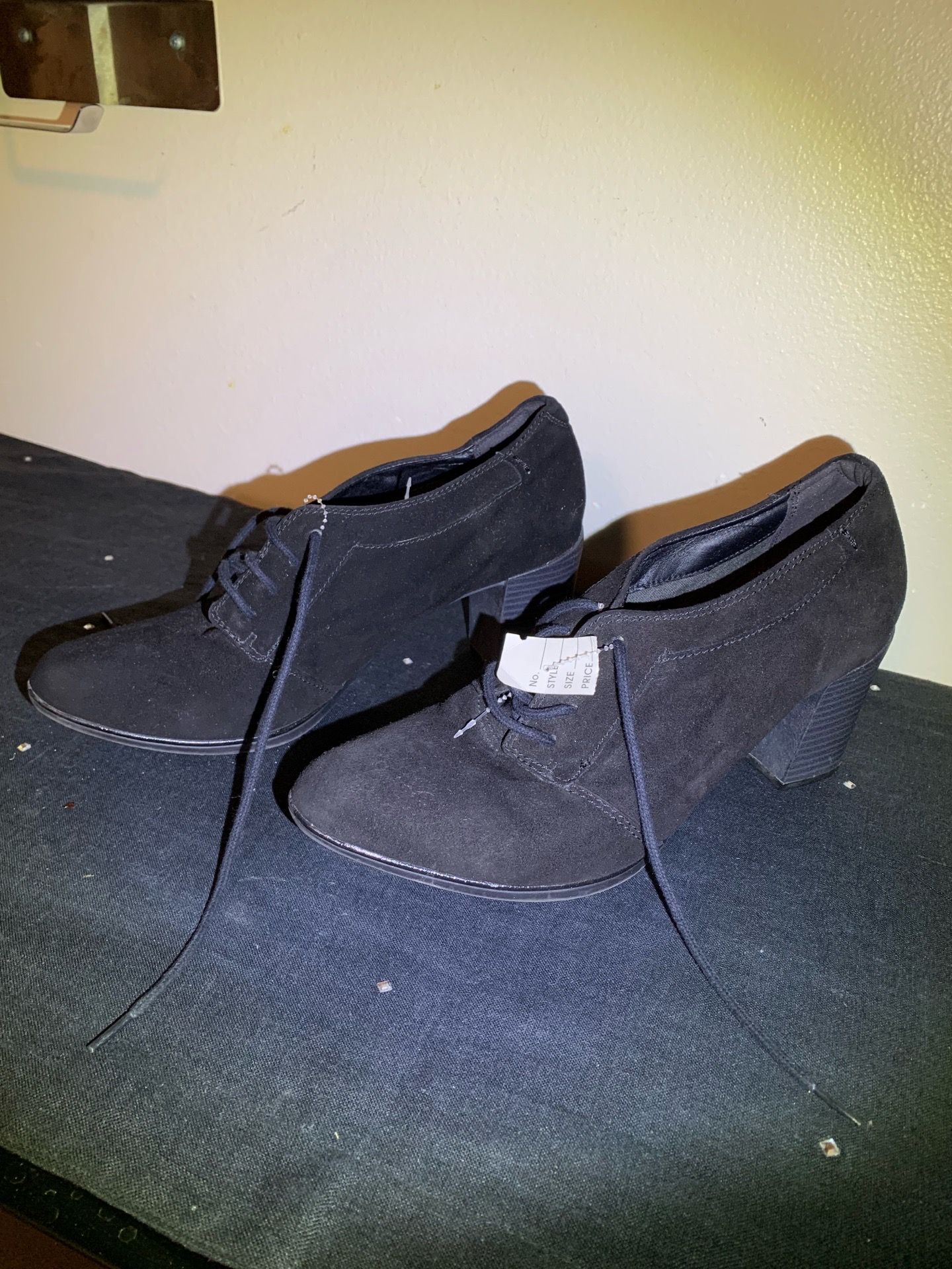 Clarks Black Suede Heeled Oxfords Size 9.5 - photo 2